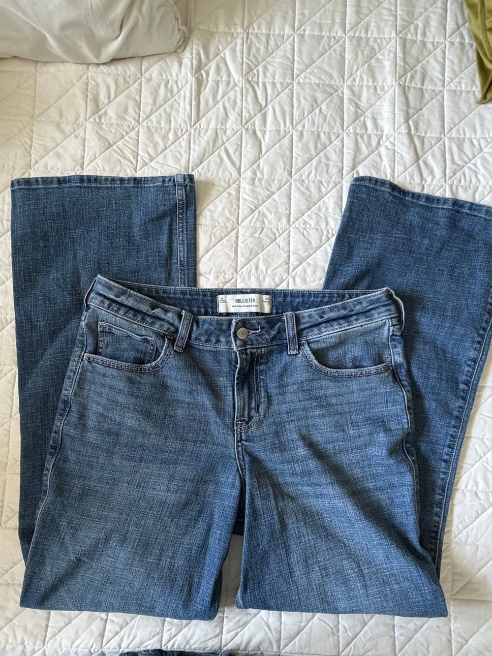 Hollister Mid Rise Relaxed Bootcut Jeans 31 (Size 12)